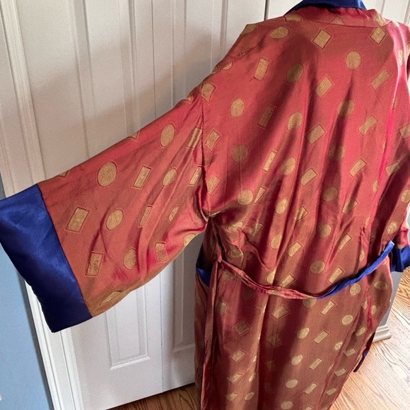 Red and Gold Patterned Robe - Picture 2 of 6